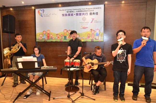 香港獨立樂隊「玖零一」與協會「吾懂人情」計劃高能力自閉症人士合作演唱勵志歌曲。 