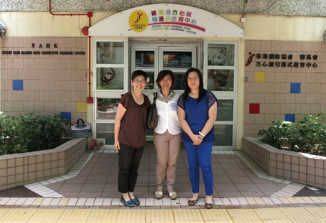 賽馬會方心淑引導式教育中心主任楊玉珊（左）、橫頭磡幼兒中心主任李艷珠女士（右）與Dr. Choy Sook Kuen（中）拍照留念。