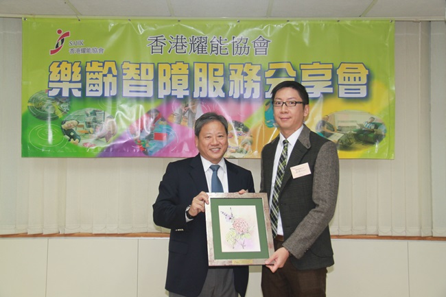 本會董事會委員黃錦明先生(左)代表協會致送紀念品予香港理工大學康復治療學系彭耀宗教授。