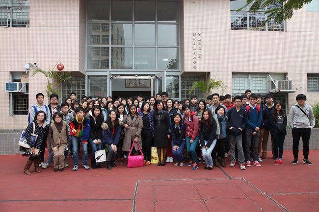 香港大學學生前往協會賽馬會田綺玲學校參觀，了解特殊學校的設計及運作。