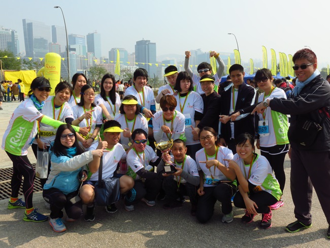 協會工場服務使用者陳錦輝在「奔向共融─香港賽馬會特殊馬拉松2015」三公里比賽中榮獲冠軍，大家都為他祝賀。