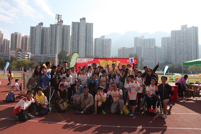 數十名學校同學及教職員一同參加「皇者之戰」馬拉松長跑比賽，各人表現激昂鬥志。