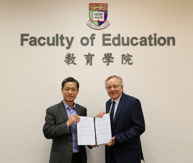 香港大學教育學院院長顏哲思教授（右）與協會行政總裁方長發先生（左）簽訂有關的實習名額備忘。