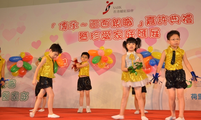協會幼兒中心的學生在台上勁歌熱舞，為節目助慶。