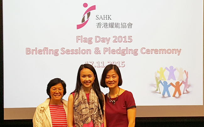 賣旗籌委會聯合主席周瑋瑩女士（中）及梁詠詩女士（右）及副主席朱國安女士（左）於誓師會中合照。
