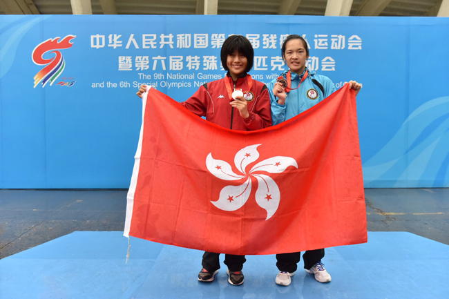 協會學生任國芬（右）奪得100米銀牌後，與奪得銅牌的隊友黃思恩（左）合照。
