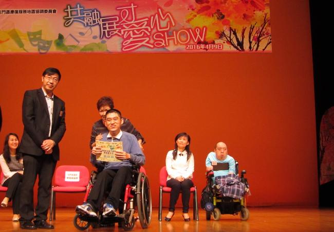 天耀宿舍舍友陳偉豪於表演後獲頒贈感謝狀。 