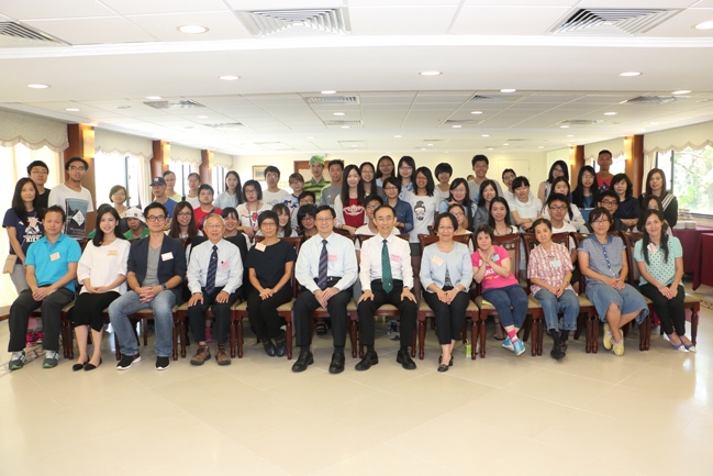 香港中文大學代表、協會代表、兩岸三地的大學生與協會服務使用者於閉幕禮上合照。 