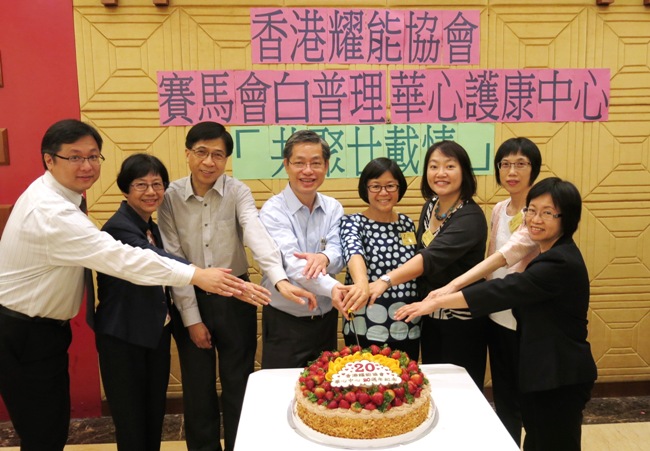 华心护康中心监督林大钧医生(左三),前服务单位监督姚思安女士(左二)