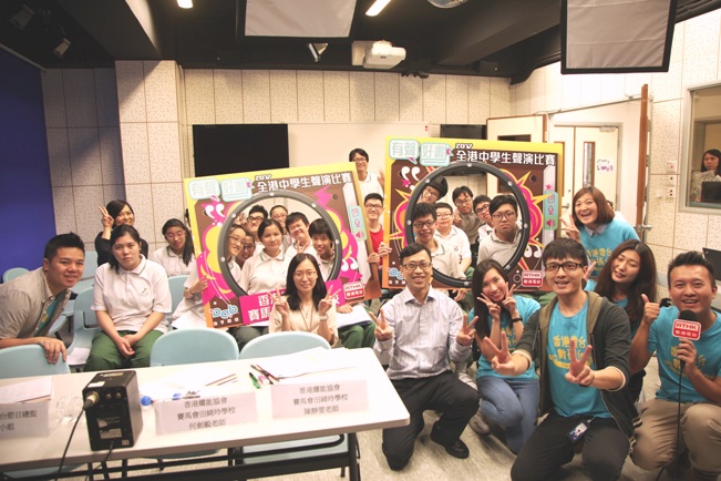賽馬會田綺玲學校的參賽同學與香港電台數碼台節目總監韋佩文小姐（後排左一）、港台的工作人員及學校評判老師一同拍照留念。 