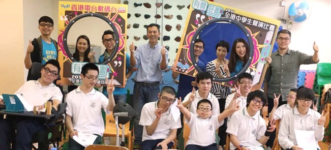 高福耀紀念學校黎校長（後排右三）、老師、參賽同學與香港電台數碼台工作人員一同拍照。 