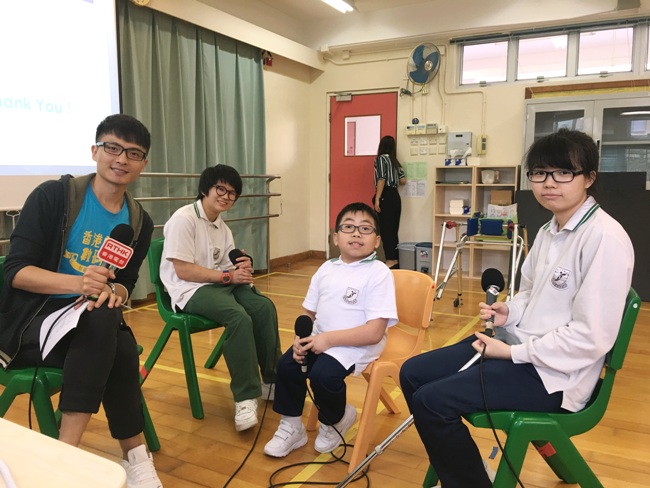 高福耀紀念學校三位進入複賽的同學楊綽然（左二）、區兆天（中）與焦瑾珊（右）接受香港電台訪問。 