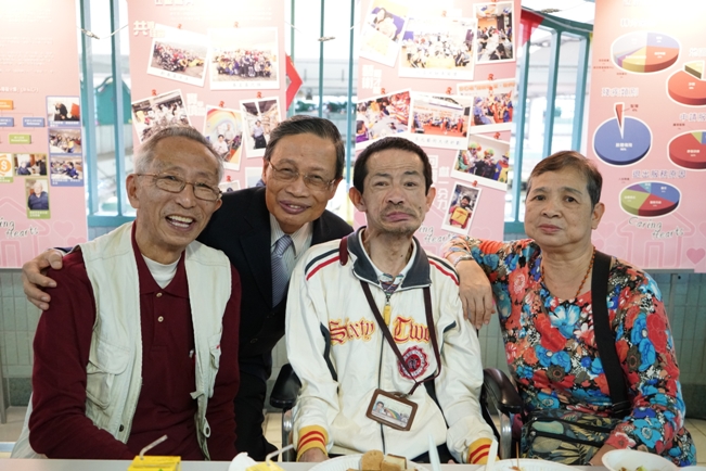 協會主席梁乃江教授（左二）與服務使用者一同拍照。 