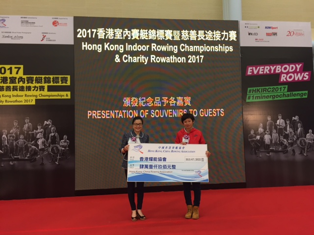 協會董事彭徐美雲女士（左）從賽協代表手中接獲善款支票共41,900港元。 
