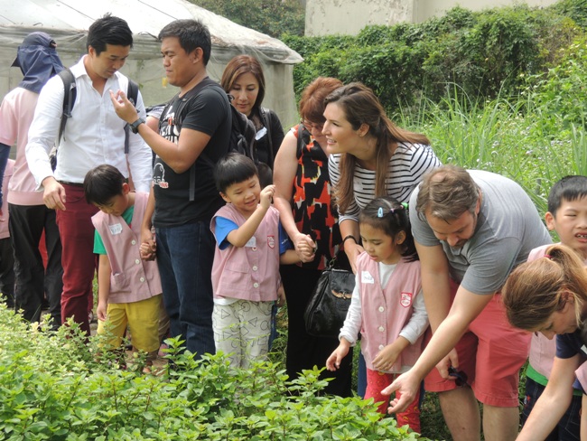導賞員為義工和幼兒介紹園內的植物品種。 