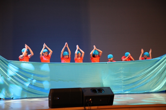 羅怡基紀念學校學生表演「創意韻律舞」。 
