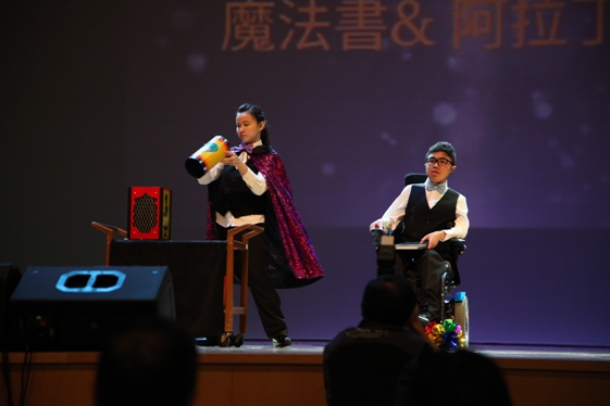 賽馬會田綺玲學校學生表演「魔法奇幻show」。 