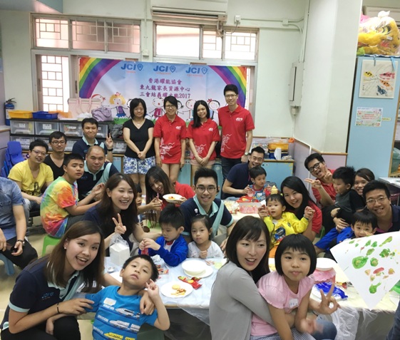來自三個青年商會的義工與協會東九龍家長資源中心小孩合照。 