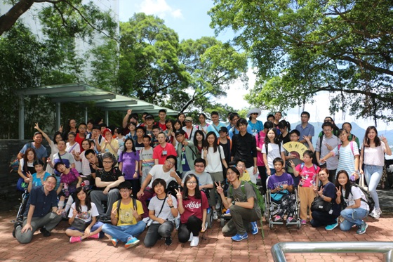 「薪火計劃」參加同學陪同協會服務使用者一同到訪香港中文大學。