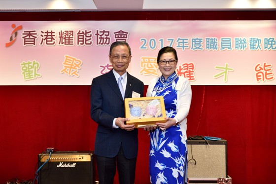 主席彭徐美雲女士（右）代表致送紀念品予前主席梁乃江教授。 