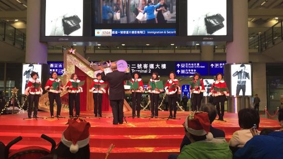  Santa Mama的聖誕頌歌表演吸引逾百名人士欣賞。 