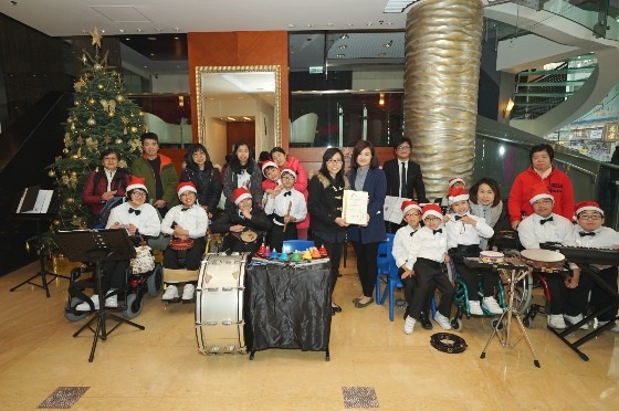 高福耀紀念學校代表致送感謝狀予支持協會多年的皇悅酒店。 