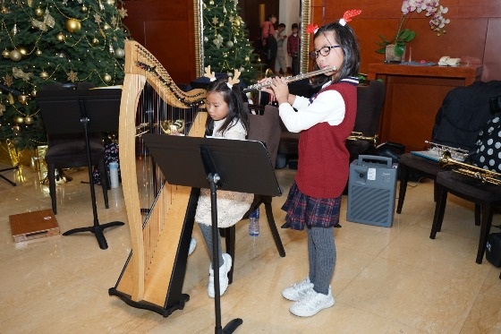 賽馬會田綺玲學校的豎琴小組為觀眾帶來溫婉的聖誕頌歌。 