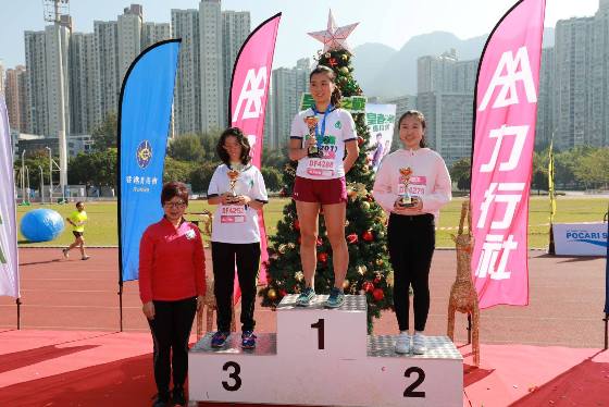 羅怡基紀念學校楊希雅同學（左二）於「兩公里女子少年三組」中獲得季軍。 