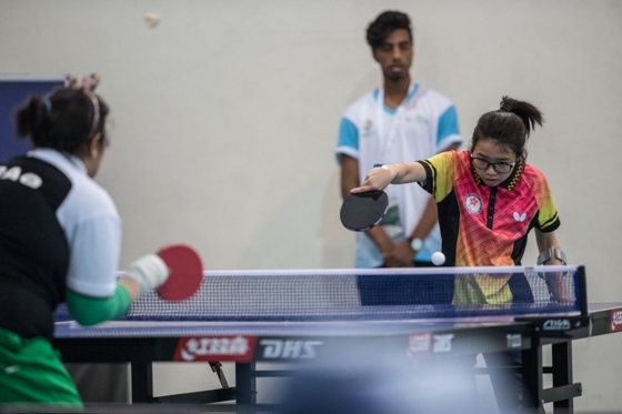 焦同學（右）於女子乒乓球TT6-7級單打賽奪得金牌。 