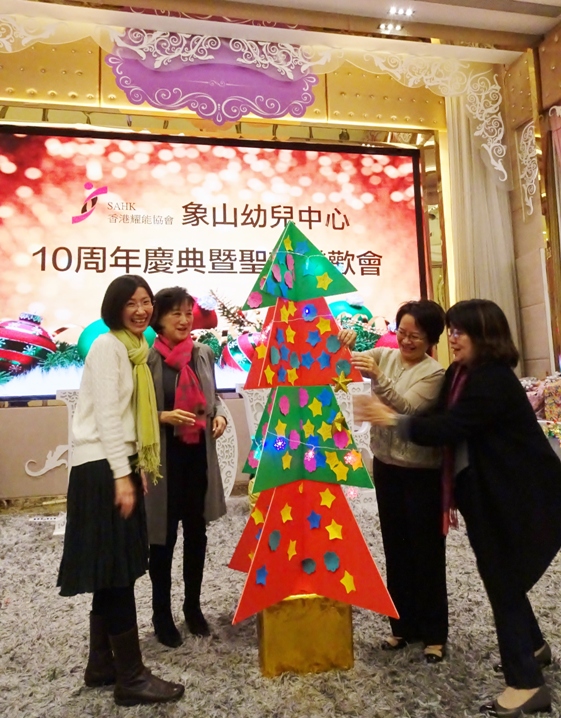 嘉賓對服務使用者合力砌成、掛滿祝福語的聖誕樹讚不絕口，並為其進行亮燈儀式。 