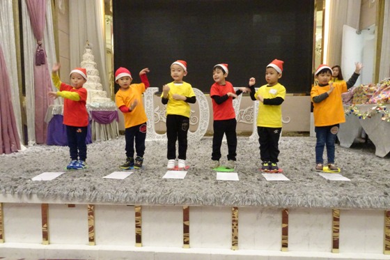 幼兒載歌載舞，祝賀來賓聖誕快樂。 