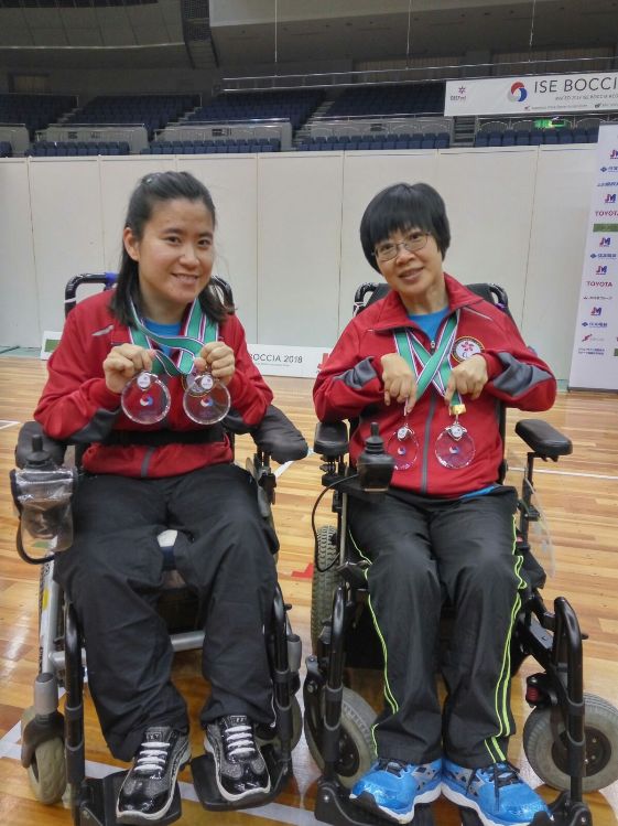 禾輋工場學員郭海瑩（左）及梁美儀（右）分別在硬地滾球個人賽BC2級及BC1級摘下銀牌，並合力奪得BC1/2級團體賽亞軍。 