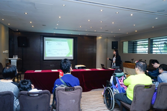 皇悅酒店代表向同學講解酒店的管理架構及運作模式等。 