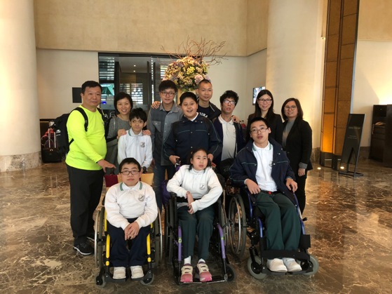 高福耀紀念學校師生與皇悅酒店職員於參觀後合照。 