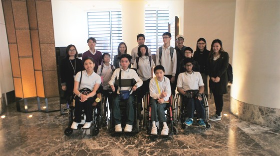 羅怡基紀念學校師生與皇悅酒店職員於參觀後合照。 