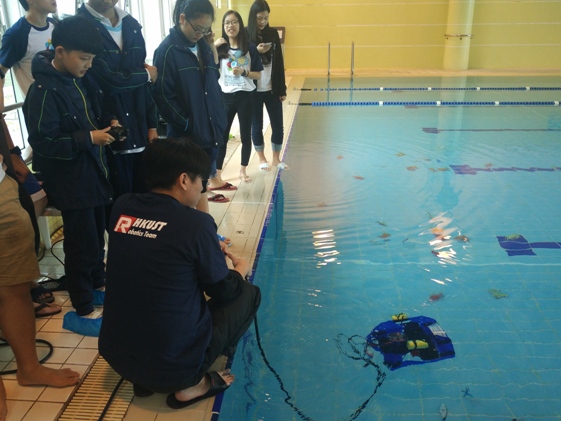 參賽學生把精心設計的機械人放入水中，並進行一系列的水底任務。 