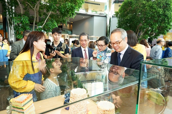 局長劉江華先生參觀展覽，並與協會服務使用者進行交流。