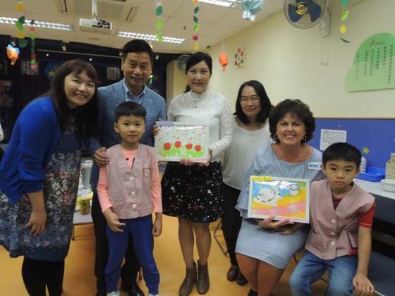 國際啟發潛能教育聯盟主席Ms Kathy T Field及香港顧問古學俊伉儷到訪白田幼兒中心，並接受由幼兒代表致送親手製作的紀念品。 