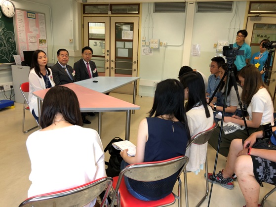 賴雲艷校長、馮興宏太平紳士及區雋先生接受傳媒訪問。