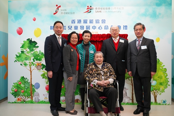  （左起）宣先生、羅太、高福耀紀念學校校長黎鳳波女士、林女士、蔡律師及方先生合照。 