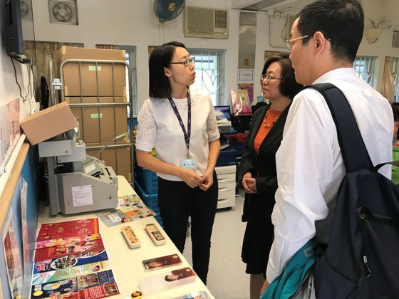  The guests visited the Art Studio in LOHAS Vocational Rehabilitation Centre, to learn about computer-made products. 