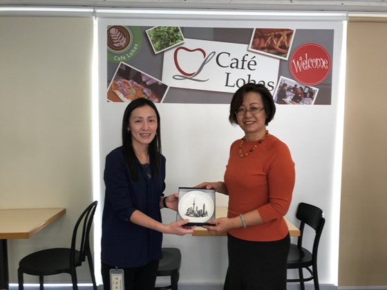  The representative from Shanghai Disabled Persons’ Federation presented a souvenir to Ms Winnie L. L .Hui, Superintendent of LOHAS Garden. 