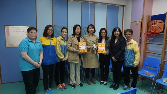 Members of the National Taichung University of Education presented souvenirs to the representatives of the Association’s Children and Family Support Service.