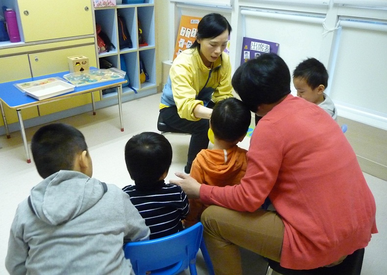 幼兒正進行小組課堂,聚精會神地看老師作示範 幼兒正進行小組課堂,聚精會神地看老師作示範