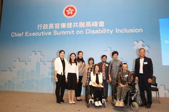 Mr. Wong Wing Hong (2nd right), trainee of the Association’s Woche Workshop took a photo with Mrs. Carrie Y. N. Cheng Lam (3rd right), the Chief Executive, other speakers and host in the Summit. 