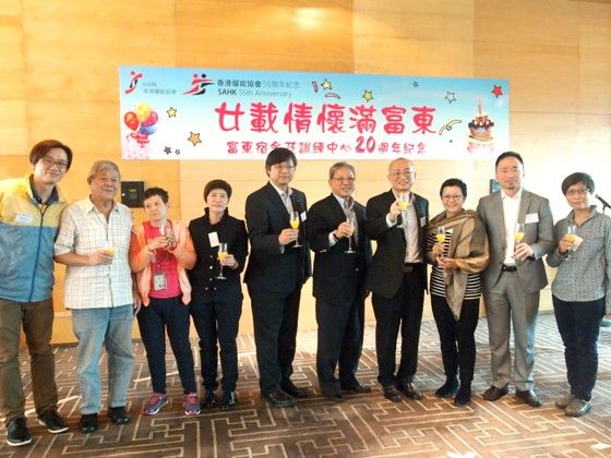 社會福利署中西南及離島區福利專員林定楓先生（右四）、名譽秘書兼成人服務管理委員會主席朱國安女士（右三）、協會董事兼富東宿舍及訓練中心監督黃錦明先生（右五）、行政總裁宣國棟先生（右二）、服務副總主任羅陳碧華女士（右一）、富東宿舍及訓練中心主任袁端怡女士（左四）、富東宿舍及訓練中心副主任陳高偉先生（左一）與學員一同舉杯慶賀。 
