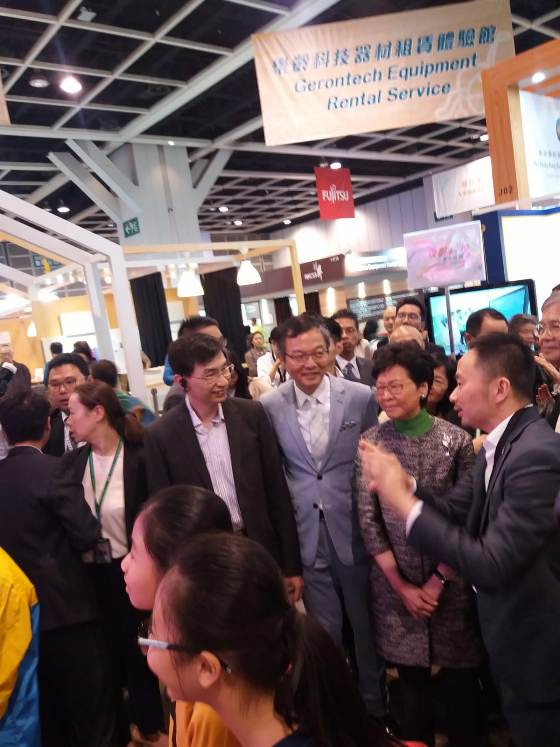  Mr. Eddie K. T. Suen, Chief Executive Officer of SAHK introduced the Association’s exhibition equipments to Mrs. Carrie Y. N. Cheng Lam, the Chief Executive, Mr. Lam Ching Choi, Member of the Executive Council and Dr. Law Chi Kwong, the Secretary for Labour and Welfare. 