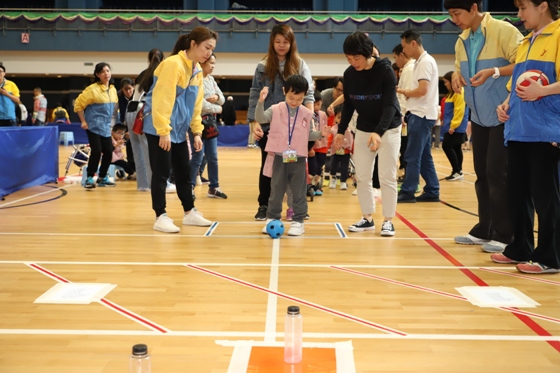  Children and parents participated in sports game together. 