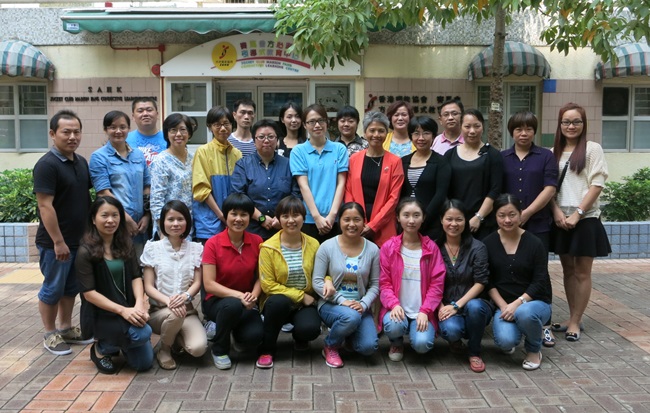 Ms Mak Sin Ching (sixth left, second row), the course instructor and speech therapist, and Ms Yuen Yuet Ming (fifth left, second row), speech therapist, took a photo with the participants.