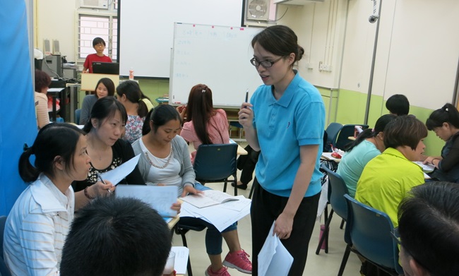 Ms Mak Sin Ching, speech therapist of Conductive Learning Centre, led the discussion in a group sharing section.